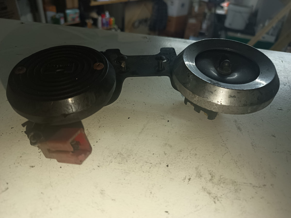 OEM Signalhorn med Fästen (2-pack) Kawasaki EN400 (1986) – Original Horn Set