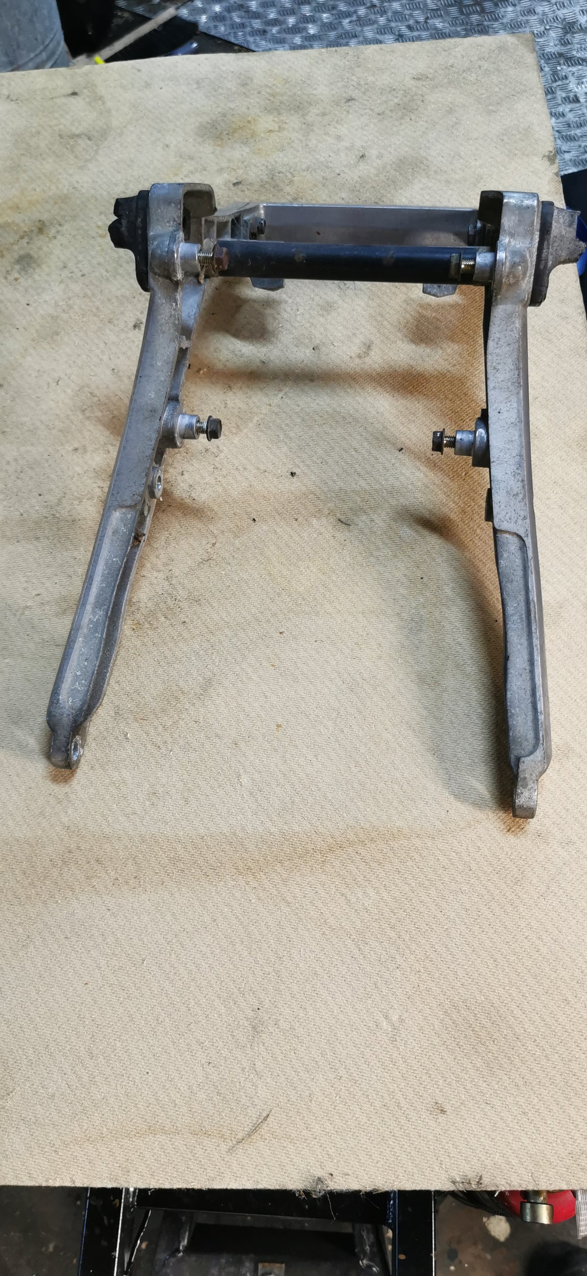 Kawasaki EN400 / EN450 LTD (1986) - Bakre Rambygel / Sissybar- & Sadelfäste Aluminium OEM