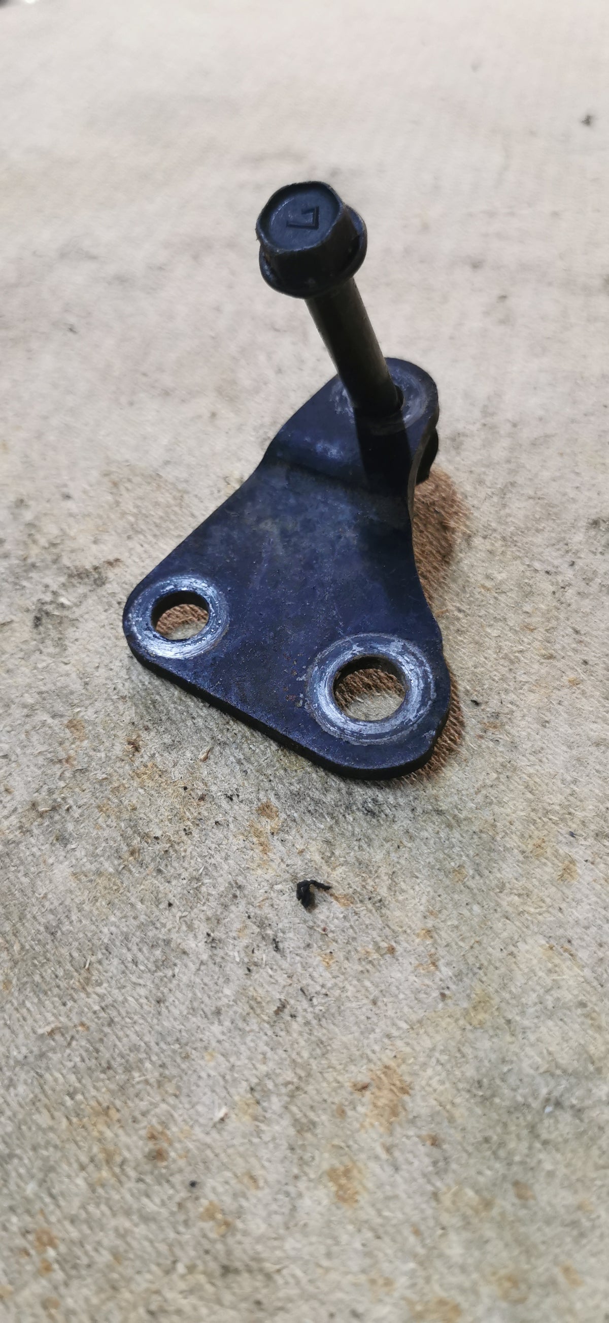 Motorfäste Främre med Bult - Kawasaki EN400 / EN450 LTD (Begagnad Original)
